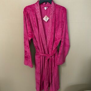 NWT Ulta Beauty dark pink/fuchsia fleece robe. Size 1x/2x.